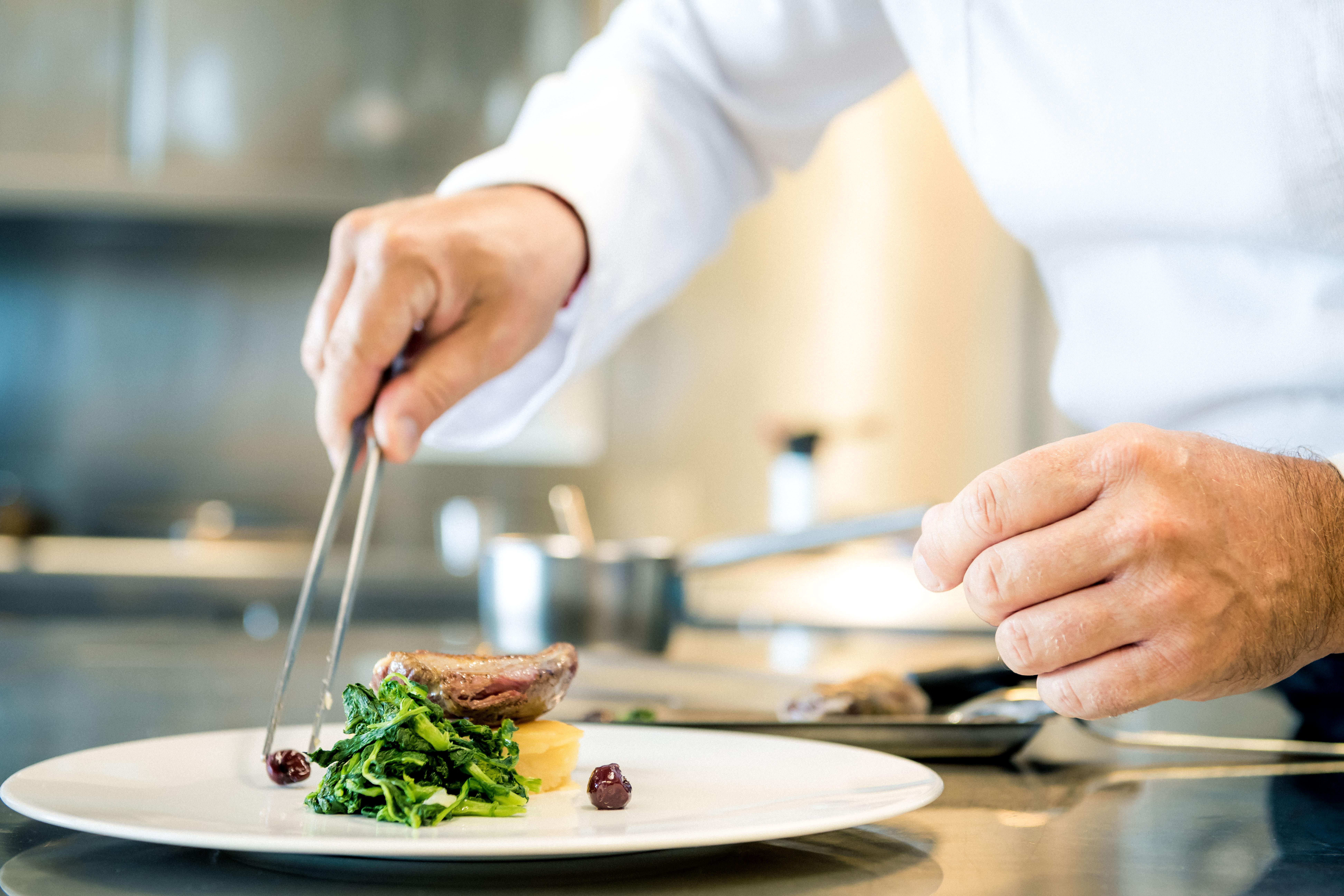 Grand Hotel Bristol Spa Resort, By R Collection Hotels Rapallo Luaran gambar A chef plating a dish
