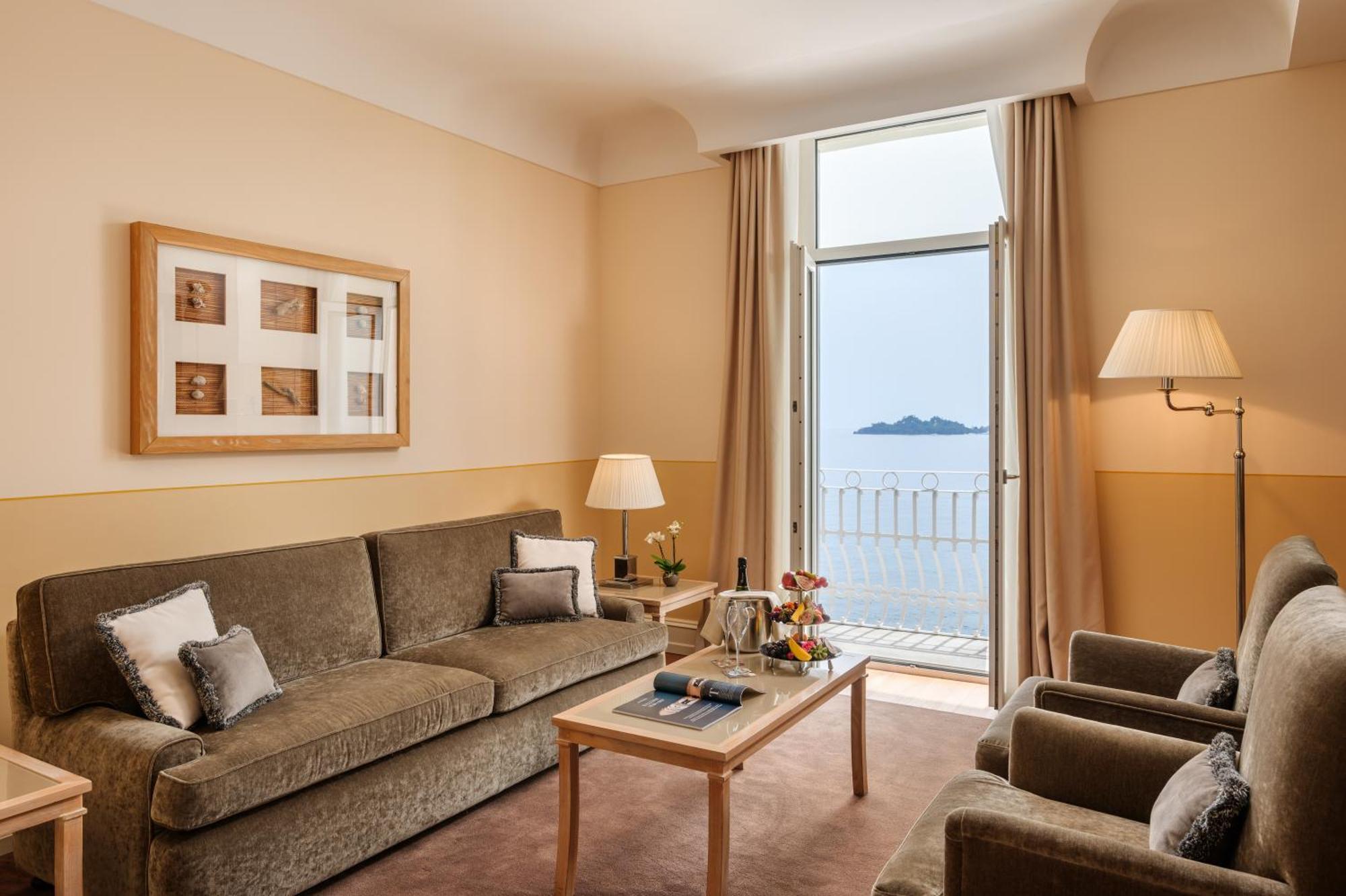 Grand Hotel Bristol Spa Resort, By R Collection Hotels Rapallo Luaran gambar A suite at the Hotel de la Paix