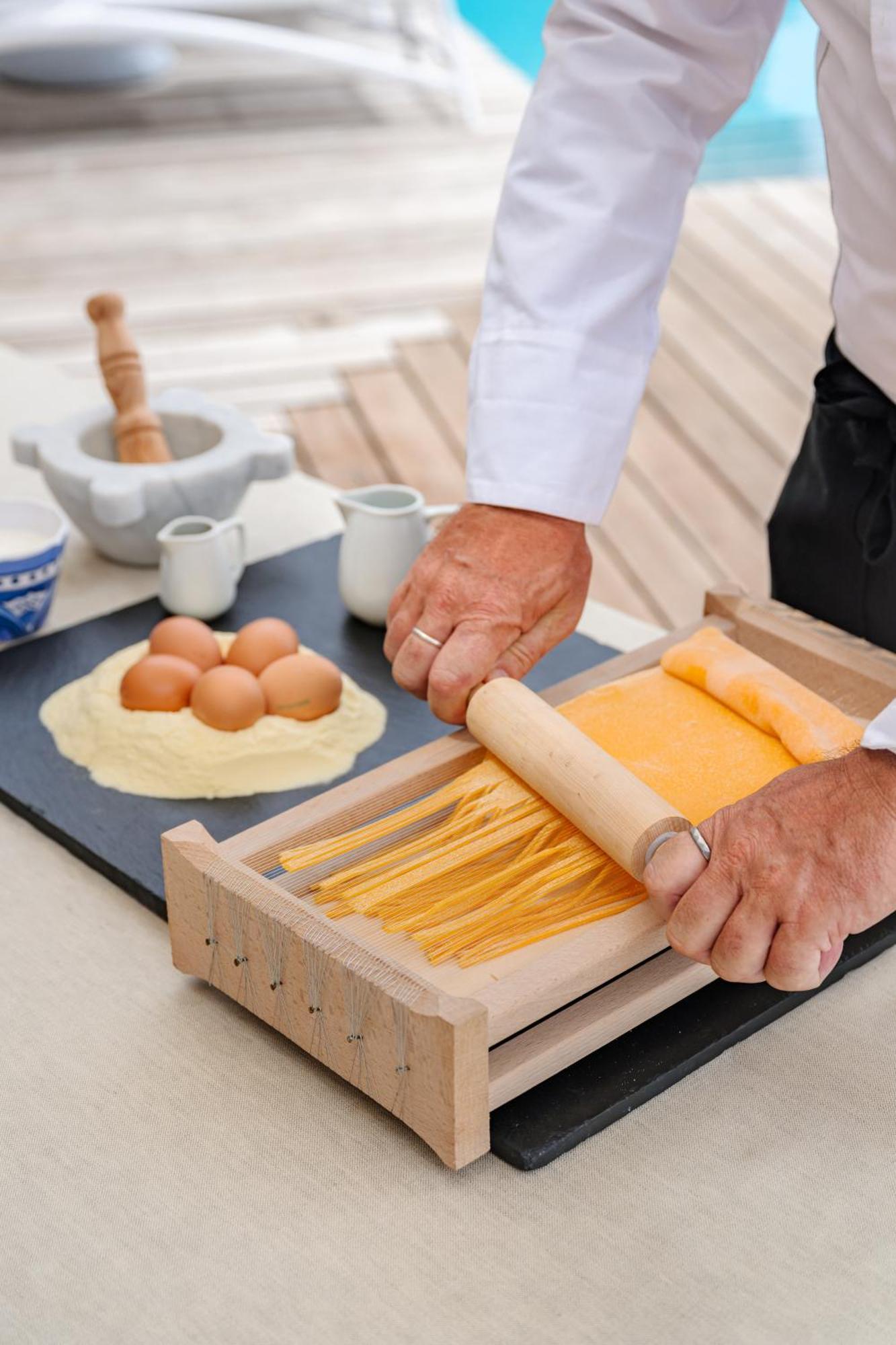 Grand Hotel Bristol Spa Resort, By R Collection Hotels Rapallo Luaran gambar Tagliolini being made