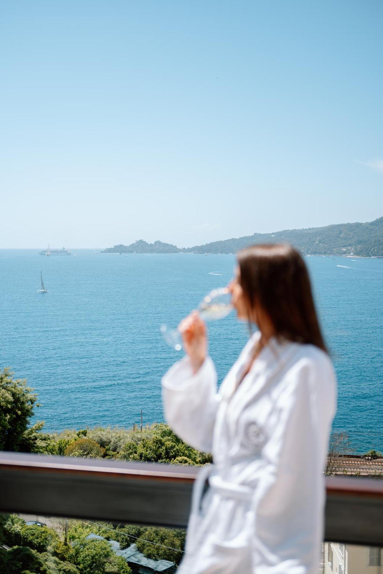 Grand Hotel Bristol Spa Resort, By R Collection Hotels Rapallo Luaran gambar A woman drinking sparkling wine
